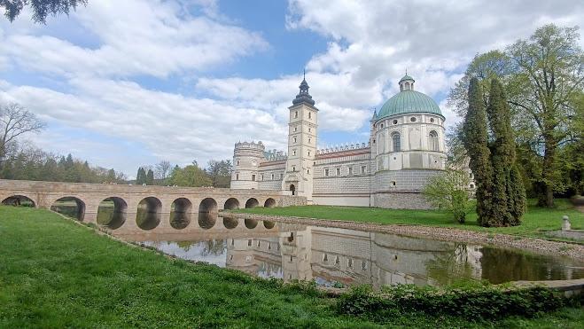 Zamek w Krasiczynie nad stawem
