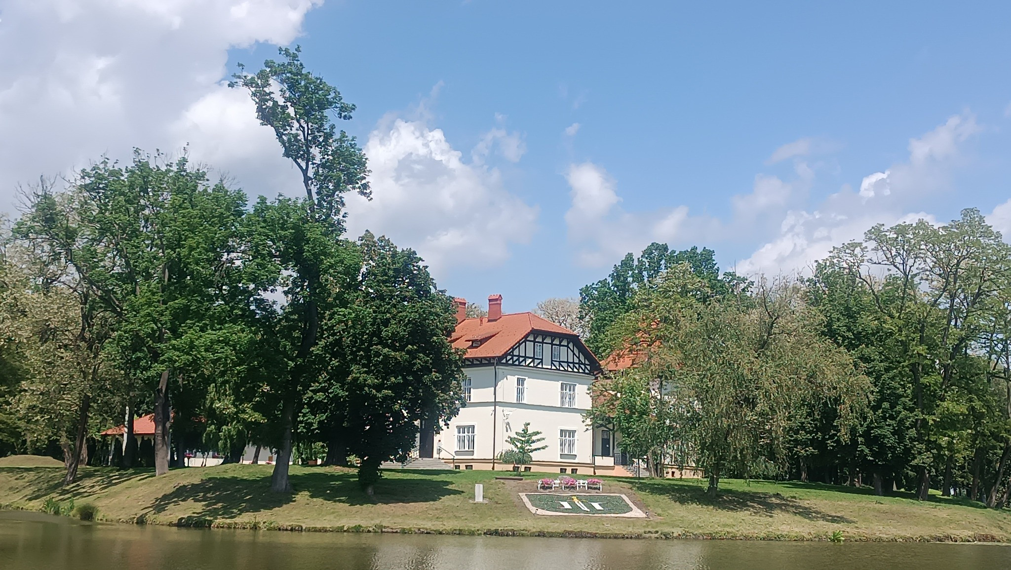 Dwór Pawlikowskich w Medyce otoczony parkiem